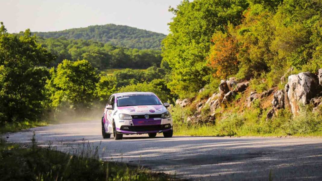 Bir eli direksiyonda, diğer eli gaz ve frende: Kübra rüzgarla yarışıyor! 9